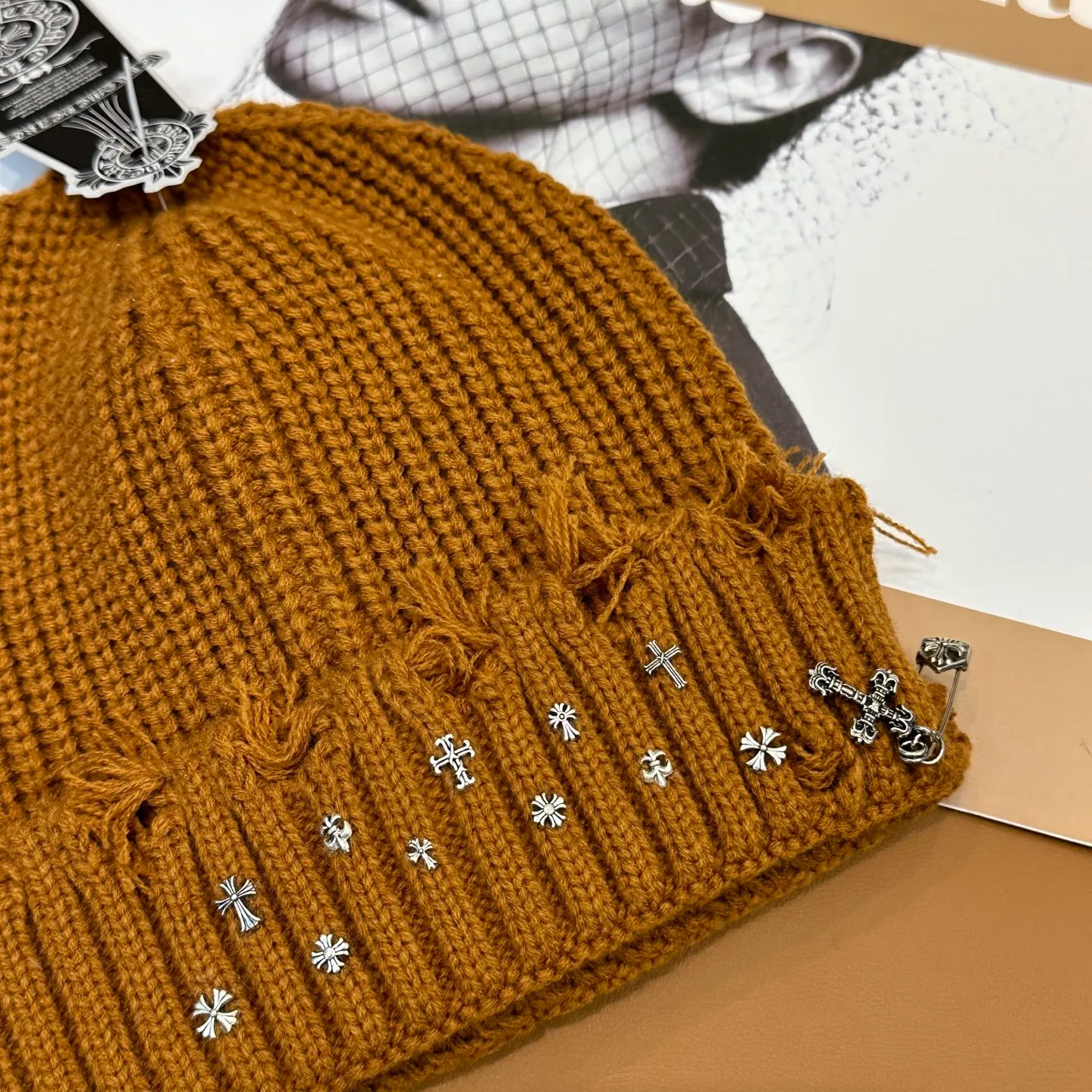 P70 🤍Chrome hearts new autumn and winter cross knitted hat🧶 One of the must-have hats in autumn and winter~ It really looks good on whoever wears it~, it is also a perfect match in black and white and gray in autumn~